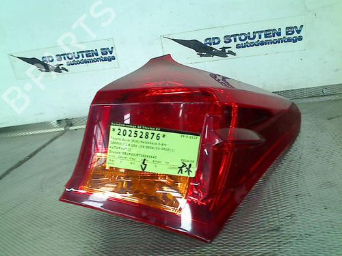 Feu arrière droit TOYOTA AURIS (_E18_) 1.8 Hybrid (ZWE186_, ZWE186R) (136 hp) 32174329