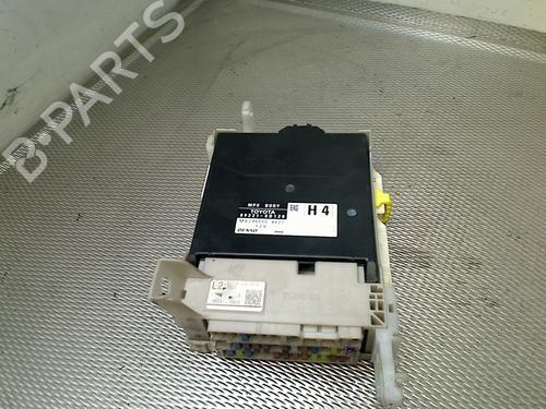 Used Fuse box TOYOTA YARIS (_P13_) 1.5 Hybrid (NHP130_, NHP130) (101 hp) 32315547