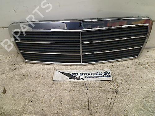 Used Grille MERCEDES-BENZ E-CLASS Convertible (A124) E 200 (124.060) (136 hp) 11295997