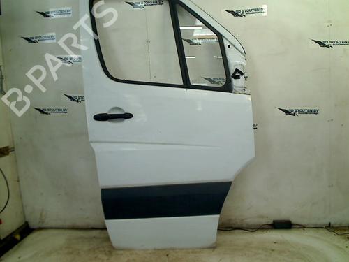 Used Right front door MERCEDES-BENZ SPRINTER 3,5-t Platform/Chassis (B906) 313 CDI (906.131, 906.133, 906.135, 906.231, 906.233,... (129 hp) 30733197
