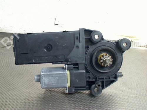 Motore alzacristalli anteriore sinistro RENAULT MEGANE III Grandtour (KZ0/1) 1.5 dCi (KZ09, KZ0D, KZ1G, KZ29, KZ14, KZ1W, KZ10, KZ1F,... (110 hp) 32262772