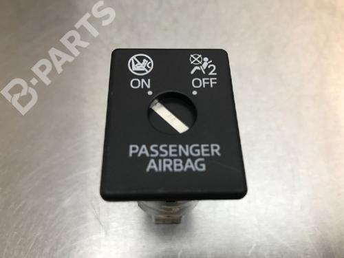 switch-mazda-2-hatchback-dl-dj-15-skyactiv-g-da6a666h0-2014-10849031 main image