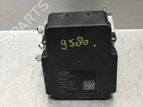 Used ABS pump TOYOTA YARIS (_P13_) 1.3 (NSP130_, NSP130) (99 hp) 10856133