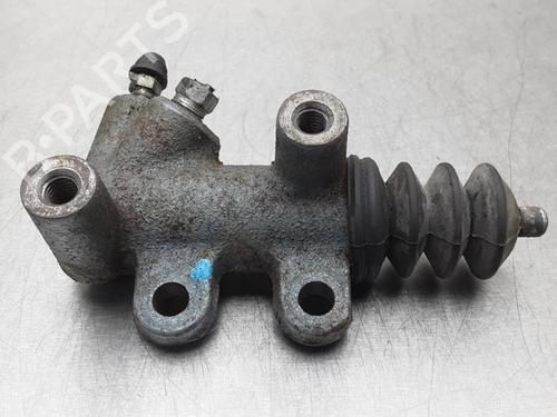 Used Clutch slave cylinder TOYOTA YARIS (_P9_) 1.3 VVT-i (SCP90_, SCP90R) (87 hp) 13180819
