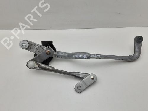 Used Front wipers mechanism TOYOTA YARIS (_P13_) 1.5 Hybrid (NHP130_) (101 hp) 10840170