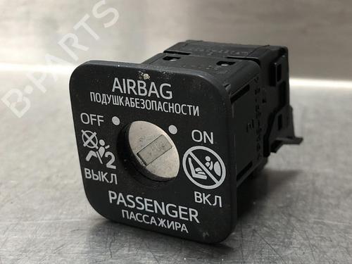 Used Switch TOYOTA YARIS (_P13_) 1.4 D (NLP130_, NLP130) (90 hp) 12593613