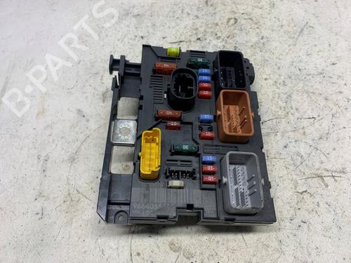 Used Fuse box Fuse box 39414365 39414365