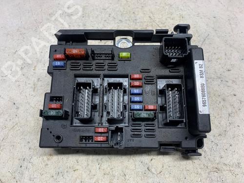 Used Fuse box Fuse box 39413986 39413986