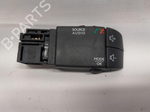 Używane Przyciski sterowania na kierownicy RENAULT CLIO IV Grandtour (KH_) 0.9 TCe 90 (90 hp) 30085211