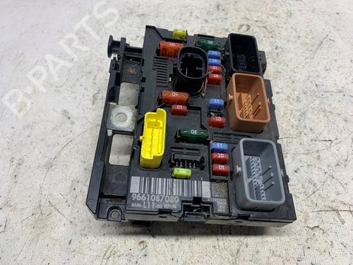 Used Fuse box Fuse box 39413987 39413987