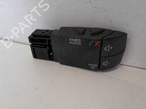 Commandes au volant Commandes au volant RENAULT TWINGO II (CN0_) 1.2 16V (CN04, CN0B) (75 hp) 36139700 36139700