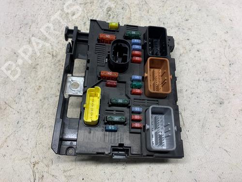 Used Fuse box Fuse box 39414444 39414444