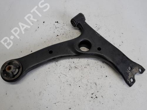 Used Right front suspension arm TOYOTA COROLLA Verso (ZER_, ZZE12_, R1_) 1.8 (ZNR11_, ZNR11R) (129 hp) 18900464