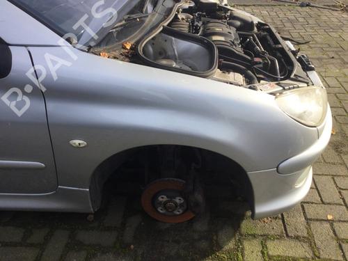 Forkjerm høyre PEUGEOT 206 CC (2D) 1.6 16V (2DNFUF, 2DNFUR) (109 hp) 30830991