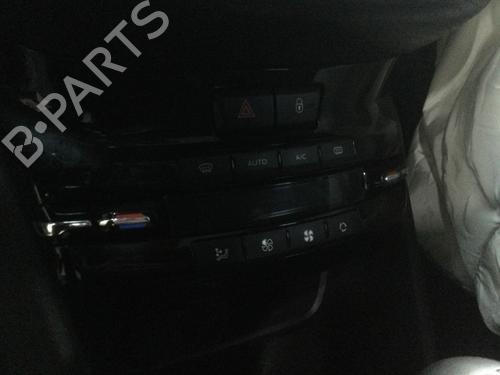 Airco bedieningspaneel PEUGEOT 2008 I (CU_) 1.2 THP 130 / PureTech 130 (130 hp) 30795682