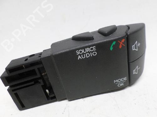 Used Steering wheel controls Steering wheel controls 13151595 13151595