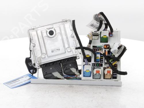 Used Engine control unit (ECU) Engine control unit (ECU) PEUGEOT 3008 III (KA_, KB_, KC_) Hybrid 136 (KAHPYE) (136 hp) 33696547 33696547