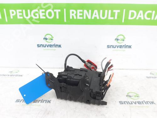 Used Fuse box Fuse box 21112333 21112333