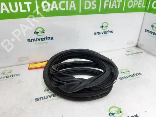 Used Rubber door seal CITROËN C4 III (BA_, BB_, BC_) 1.2 PureTech 130 (BAHNSA, BAHNSB) (130 hp) 23123654