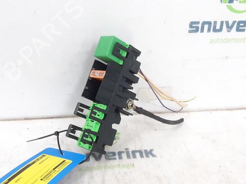 Used Fuse box Fuse box 18869870 18869870