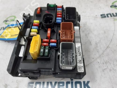 Used Fuse box Fuse box 21112442 21112442