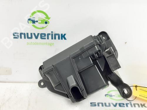 Used Fuse box Fuse box 15795617 15795617