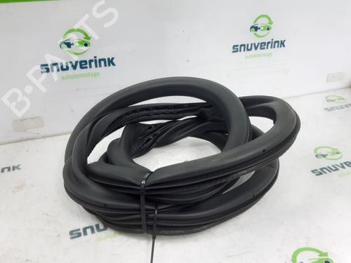 Used Rubber door seal CITROËN C4 III (BA_, BB_, BC_) 1.2 PureTech 130 (BAHNSA, BAHNSB) (130 hp) 23123653