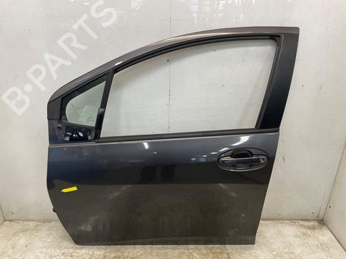 Used Left front door TOYOTA YARIS (_P13_) 1.5 Hybrid (NHP130_, NHP130) (101 hp) 31050289
