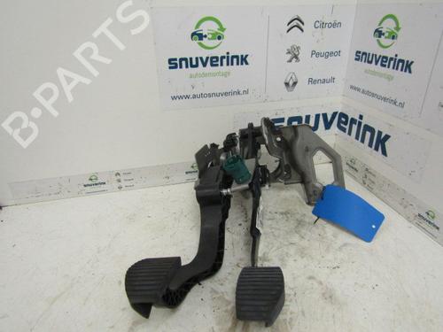 Used Clutch pedal PEUGEOT 208 I (CA_, CC_) 1.2 VTI 82 (82 hp) 15413423