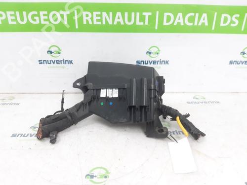 Used Fuse box Fuse box 25884801 25884801