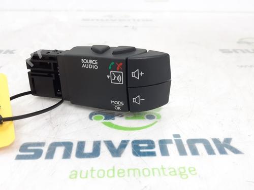 Used Steering wheel controls Steering wheel controls 13715835 13715835