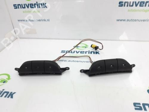 Used Steering wheel controls Steering wheel controls OPEL VIVARO A Van (X83) 2.5 DTI (F7) (135 hp) 40570057 40570057