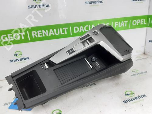 Console central PEUGEOT 308 SW III (FC_, FJ_, FR_, F4_, FN_) PureTech 136 (FRHPYC) (136 hp) 24988808