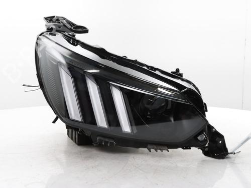 Used Right headlight PEUGEOT 2008 II (UD_, US_, UY_, UJ_, UR_, UC_) 1.2 PureTech 130 (USHNS, URHNS) (130 hp) 31960787