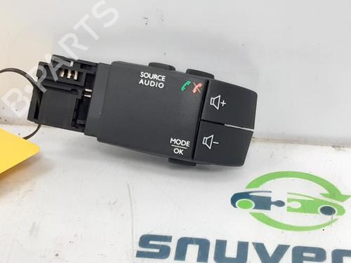 Used Steering wheel controls Steering wheel controls 13945849 13945849