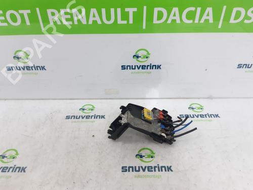 Used Fuse box Fuse box 20499898 20499898