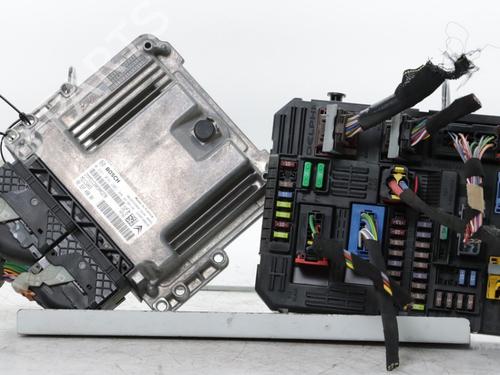 Calculateur moteur (ecu) OPEL VIVARO C Van (K0) 1.5 (102 hp) 31960739