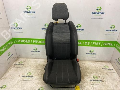 right-front-seat-renault-austral-2022-40542121 main image