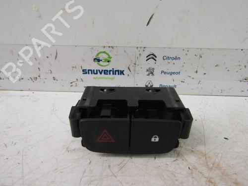 Used Warning switch RENAULT TRAFIC III Van (FG_) 1.6 dCi 125 (FGMH) (125 hp) 13189612