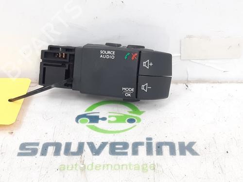 Used Steering wheel controls Steering wheel controls 13945850 13945850
