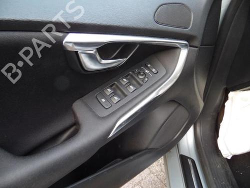 switch-volvo-v40-hatchback-525-2012-2013-2014-2015-2016-2017-2018-2019-40570542 main image