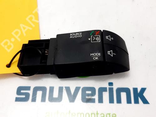 Used Steering wheel controls Steering wheel controls 13193739 13193739