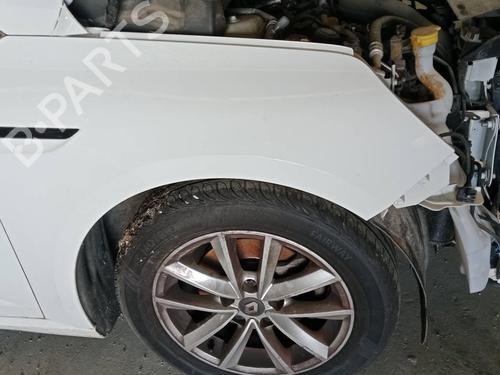 right-front-fenders-renault-megane-iv-hatchback-b9amn_-2015-33616867 main image