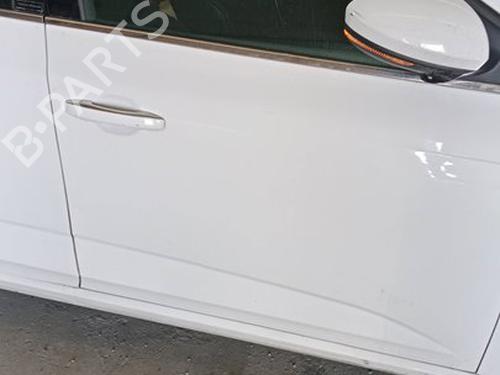 right-front-door-renault-megane-iv-hatchback-b9amn_-2015-33616870 main image