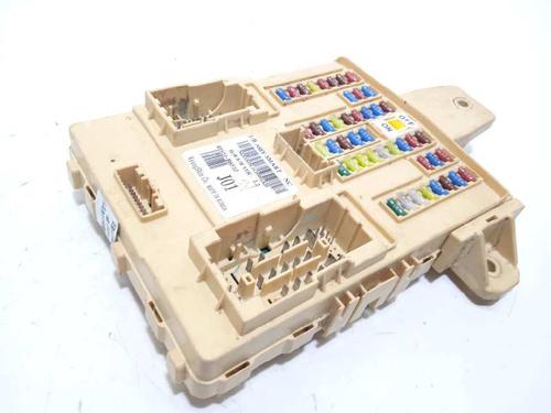 Used Fuse box Fuse box 15881320 15881320