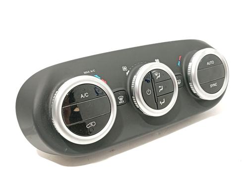 climate-control-fiat-500x-334_-2014-34234659 main image