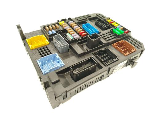 Used Fuse box Fuse box CITROËN C4 III (BA_, BB_, BC_) 1.2 PureTech 130 (BAHNSA, BAHNSB) (130 hp) 39815062 39815062