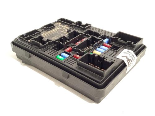 Used Fuse box Fuse box 32213376 32213376