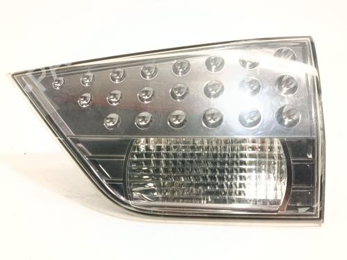 right-tailgate-light-mitsubishi-outlander-ii-cw_w-2005-2006-2007-2008-2009-2010-2011-2012-36433294 main image