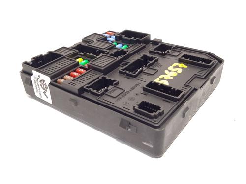 Used Fuse box Fuse box 32492606 32492606